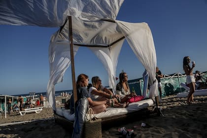 Ir a la playa con lo puesto y comprar para consumir en el balneario es rutina en Pinamar
