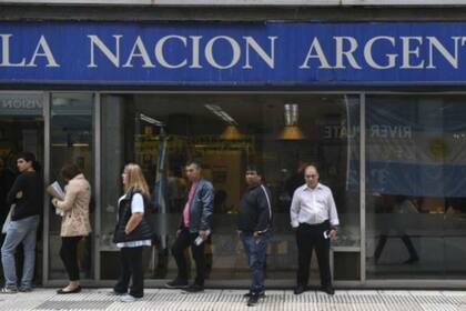 Ir al banco en Argentina seguro implica un rato de fila. Y un par de regaños.