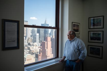 Ira Lippel mira desde su oficina de Allen C. Schneider & Co., dentro del Empire State (Todd Heisler/The New York Times)