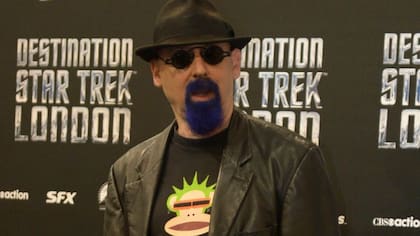 Ira Steven Behr, el principal guionista y productor ejecutivo de Star Trek: Deep Space Nine, tuvo la idea para los episodios al ver a personas sin hogar en Santa Mónica, California
