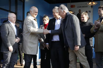 Iraeta saluda a Tillard en la inauguración del stand en la Rural