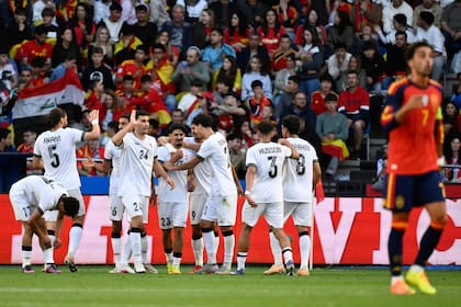 Irak celebra el gol del empate de Merchas Doski en España; el entrenador adversario, Luis De la Fuente, elogió al seleccionado asiático.