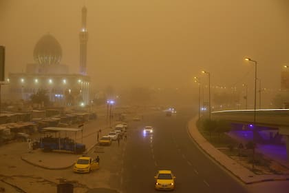 En Baghdad los autos transitaban en medio de una neblina naranja. Ameer Al-Mohammedawi/DPA