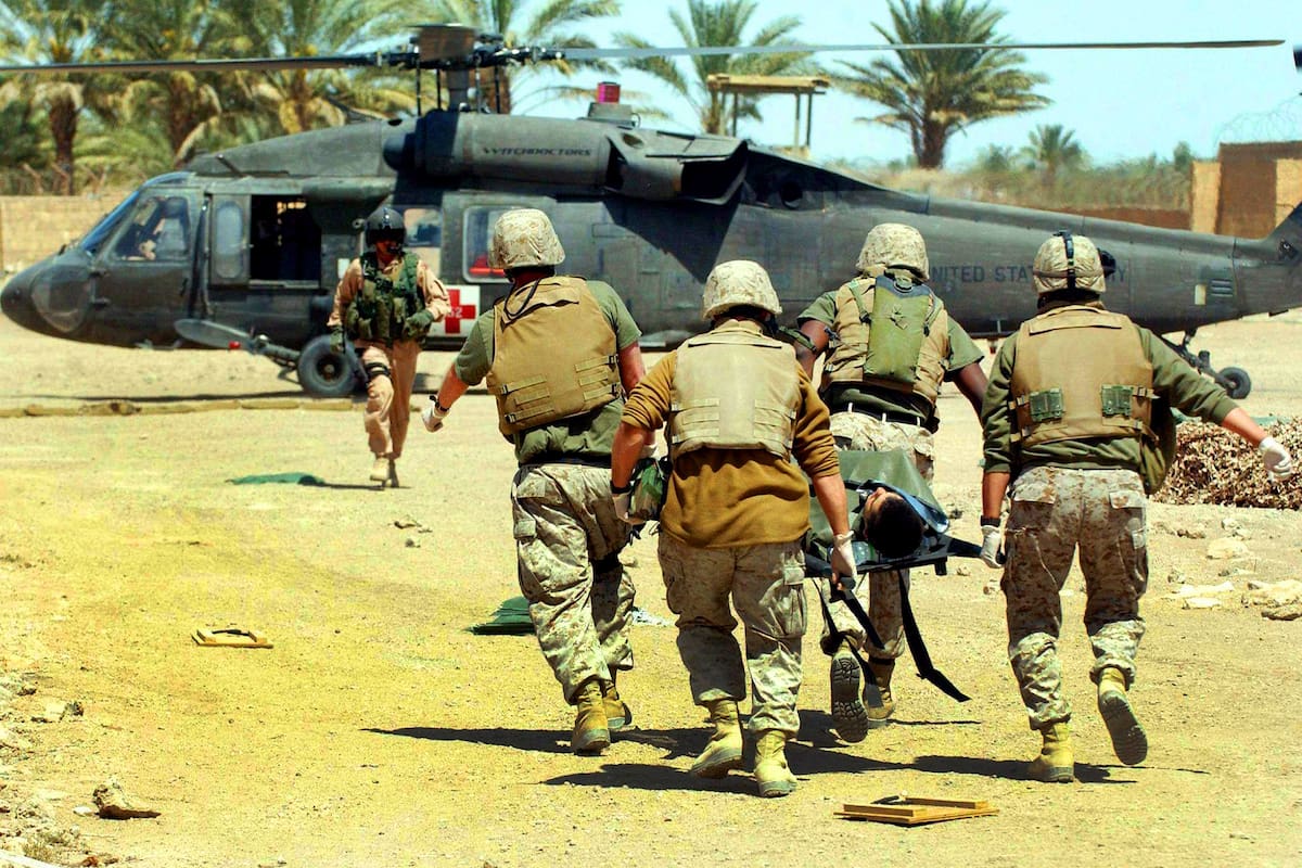 Irak: médicos de la Marina cargan con un infante herido durante un ataque en Ramadi, al oeste de Bagdad