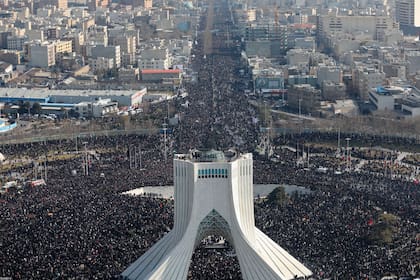 Irán: Decenas de muertos en una estampida en el funeral del general Qassem Soleimani