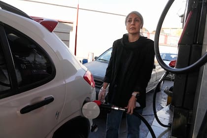 Irán aumenta los precios de la gasolina por primera vez desde las mortales protestas de 2019