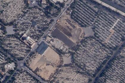 Irán convierte en estacionamiento una fosa común de víctimas de revolución de 1979