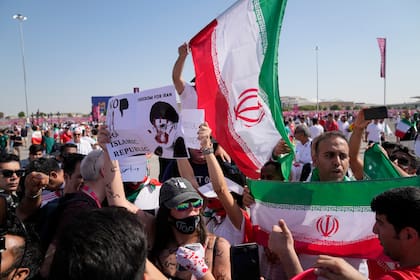 Hinchas iraníes protestan contra el régimen teocrático durante el mundial en Qatar
