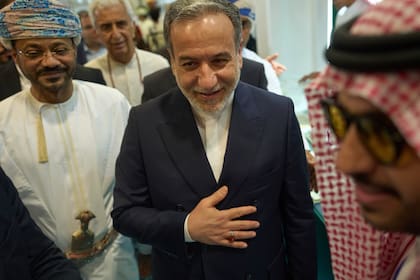 Irán y EEUU sostienen conversaciones de expertos en Omán sobre el programa nuclear de Teherán