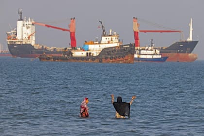 Iraníes en la playa de Suru, en Bandar Abbas, a lo largo del estrecho de Ormuz