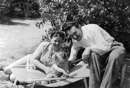 Irena Sendler con su esposo y su hija unos años después de la Segunda Guerra Mundial