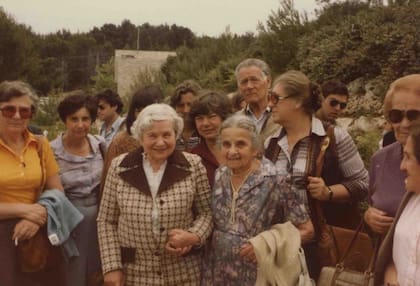Irena Sendler en una ceremonia en su honor plantando un árbol en el Instituto Yad Vashem, 1983