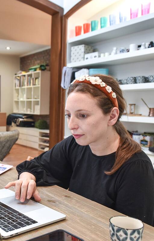 Irene Brandt en su casa, diseñando la colección para la marca Fini Braun