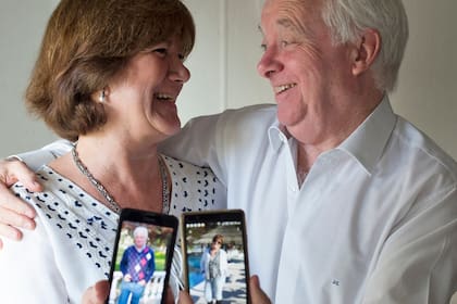 Irene Castresana Florit y Joaquín Cortina, 68 y 63 años. Ambos navegaron por varios portales de citas hasta que se conocieron, hace cuatro años, por Badoo. Del chat al encuentro cara a cara pasaron apenas unos días
