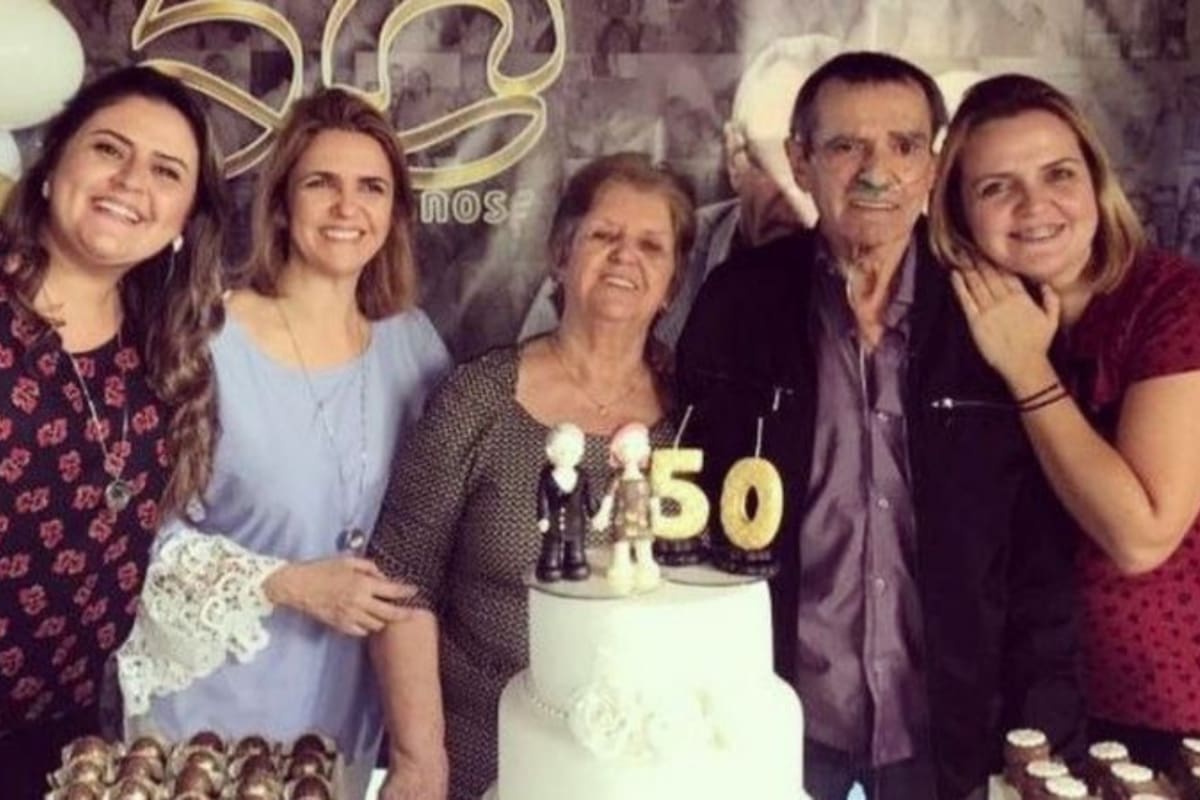 Irene (centro) y Norberto (a su izquierda) habrían celebrado su 54 aniversario de bodas en mayo