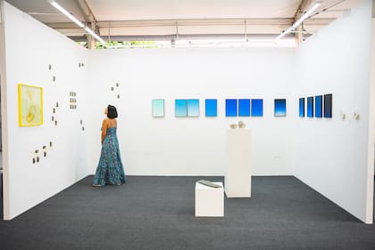 Irene Gelfman, curadora general de la feria, destacó el "sólido diálogo curatorial entre el artista Matías de la Guerra y Clara Johnston, a través del color y de piezas de materialidades distintas"