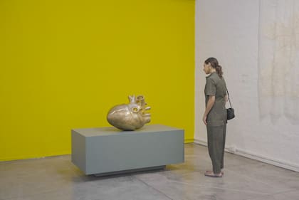 Irene Gelfman, curadora global de Pinta, con obra del artista paraguayo Joaquín Sánchez en Colección Mendonca, durante Pinta Sud ASU 2023
