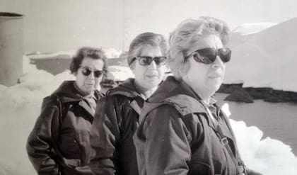 Irene M. Bernasconi, Carmen Pujals y M. Adela Caría, entre las primeras argentinas en liderar una expedición antártica