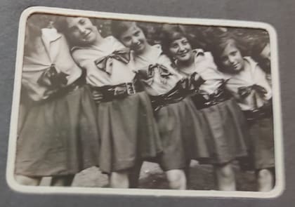 Irene Spainer, la nena del medio, cuando vivía en Francia
