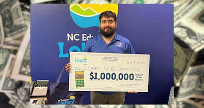 Irineo Cruz-Sánchez con su premio nominal