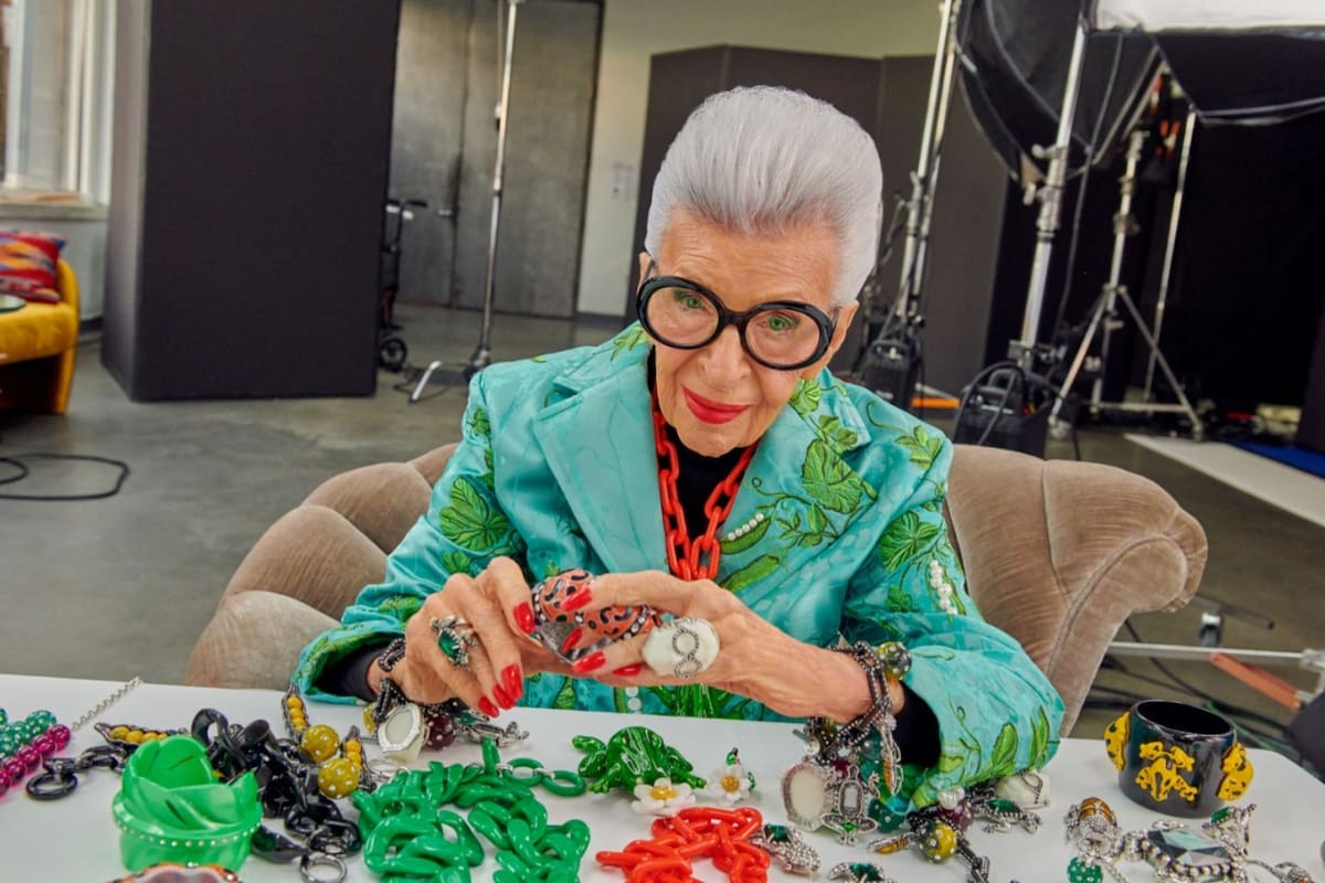 Iris Apfel, con 102 años, diseña carteras, bolsos y accesorios