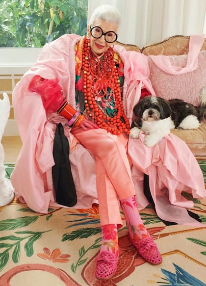 Iris Apfel, la diseñadora de interiores e influencer neoyorquina, es referente de un nuevo concepto de vejez que no se oculta