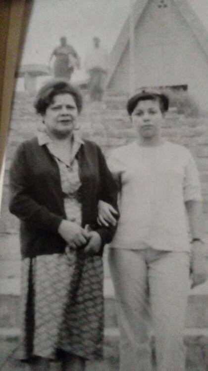 Iris con su madre adoptiva