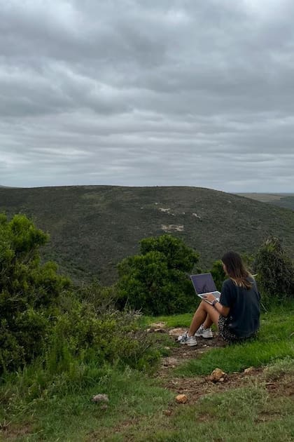 Iris trabajando en Langebaan, Sudáfrica, donde el módem 4G y la batería externa la ayudan a sortear los cortes de luz frecuentes