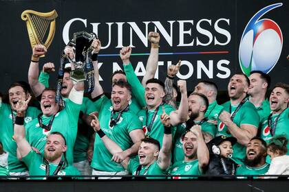 Irlanda celebra la obtención del segundo Seis Naciones consecutivo; el XV del Trébol sufrió para vencer a Escocia, pero festejó