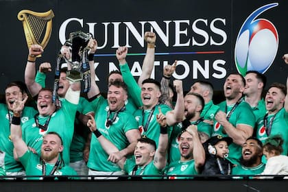 Irlanda celebra la obtención del segundo Seis Naciones consecutivo; el XV del Trébol sufrió para vencer a Escocia, pero festejó