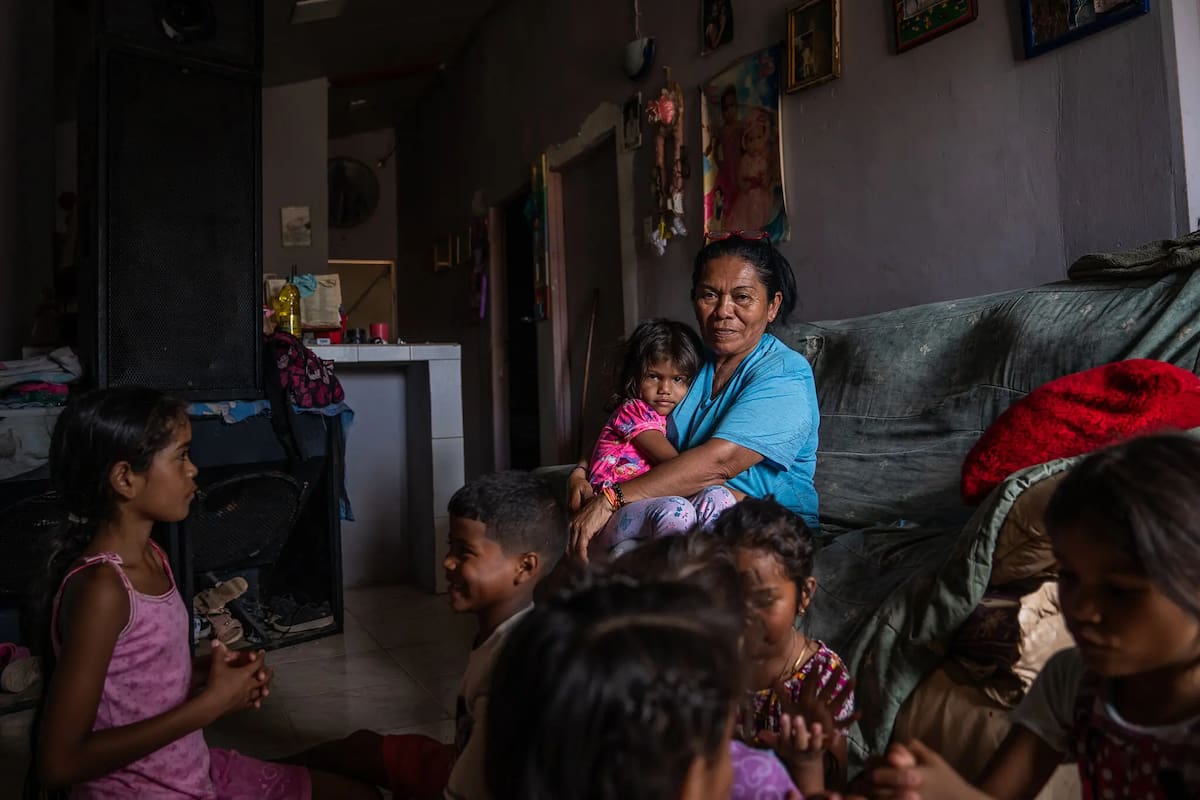 Irma Palmar, de 52 años, cuida a sus siete nietos en su casa de Maracaibo, Venezuela. (Marian Carrasquero NYT)