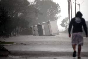 Irma, uno de los huracanes más poderosos jamás vistos, golpeó Florida con intensas lluvias y ráfagas de viento de más de 200 km por hora