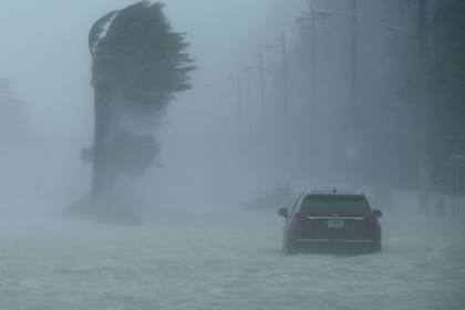 Irma, uno de los huracanes más poderosos jamás vistos, golpeó Florida con intensas lluvias y ráfagas de viento de más de 200 km por hora