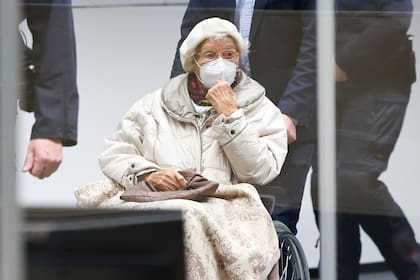 Irmgard Furchner, acusada de formar parte del aparato que ayudó en el funcionamiento del campo de concentración nazi de Stutthof, comparece en un tribunal para escuchar el veredicto de su juicio.