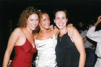 Irreconocibles: Julieta Novarro, María Fernanda Callejón y Julieta Díaz en el VIP de Ku
