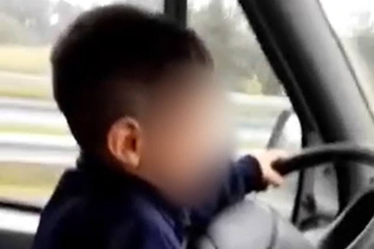 Irresponsabilidad al volante: “Dale, b..., llevalo derechito”, le decía un padre a su hijo de 7 años mientras lo obligaba a conducir por una autopista