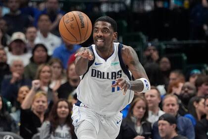 Irving anota 25 puntos; Brown suma 20 y añade 11 rebotes, y Mavs vencen 103-96 a Hornets