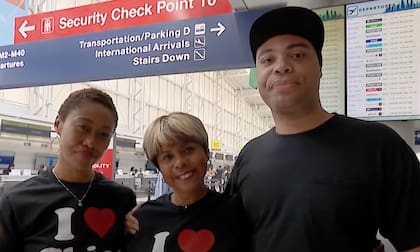 Irving junto a sus dos hijos, Barbie y Zachary, en el aeropuerto