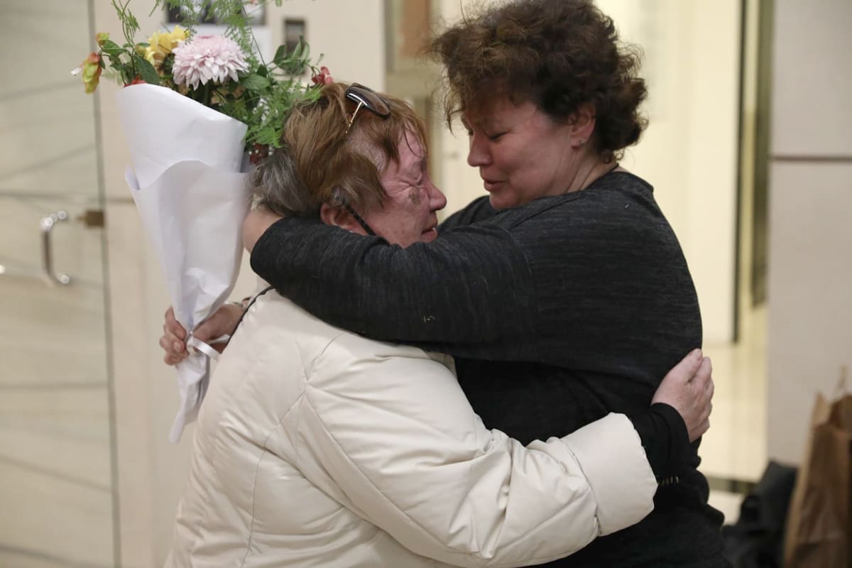 Iryna Vetnska recibe el abrazo de su hija Larissa