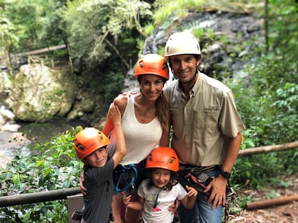 Isa Laharrague y Carlos Scarnichia con sus hijos Joaquín y Olivia, disfrutando algunas de las tantas actividades que propone el lodge.