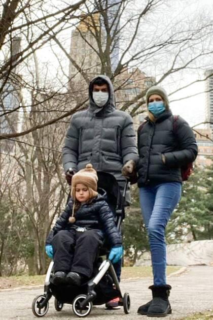 Isa y Juan Manuel con Belita recorriendo el Central Park.