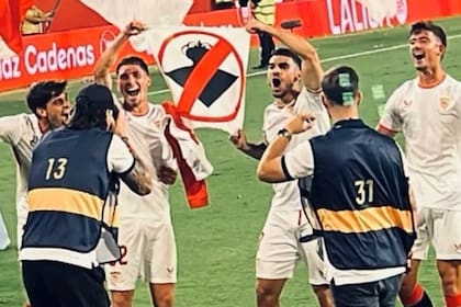 Isaac, Carmona y Juanlu con la bandera que desató el conflicto