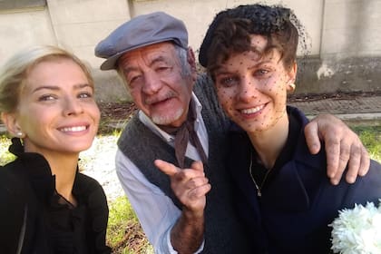 Isaac Eisen junto a China Suárez y Daryna Butryk en una alto de la grabación de ATAV, la serie que emitió eltrece en la temporada de 2019