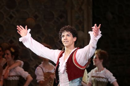 A los 22 años, cruzó el Atlántico para sumarse a las filas del Het National Ballet, en Ámsterdam; bailó en los principales teatros del mundo, como en esta foto de Don Quijote en la Ópera de París Photo Svetlana Loboff