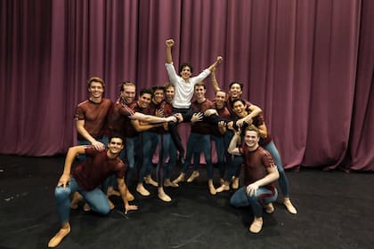Isaac Hernández, en el backstage, con el dream team del English National Ballet