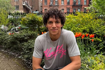 Isaac Hernández inició su carrera a los 11 años, luego de viajar a Filadelfia para formar parte de la Escuela de Rock para la Educación en Danza