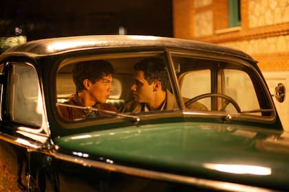 Romper con la discriminación y los prejuicios: ser gay en la España franquista o en la danza, una de las temáticas de la serie dramática de Manolo Caro