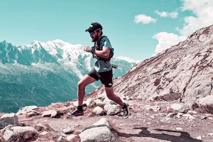 Isaac Nimer, a toda velocidad, con el Mont Blanc como incomparable telón de fondo