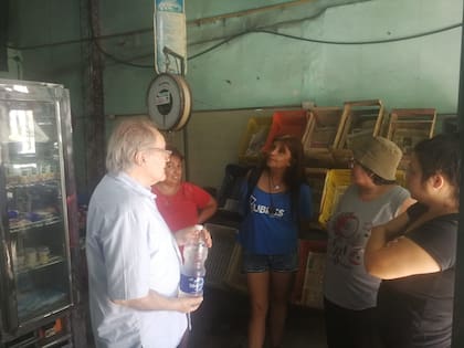 Isaac Rudnik junto a vecinos del barrio Lanzone en uno de los comercios donde el Isepci realiza el relevamiento