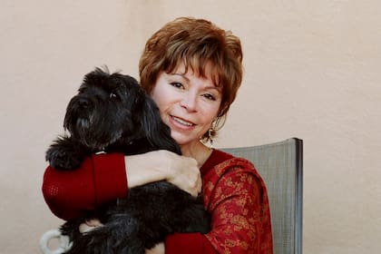 Isabel Allende con su mascota Olivia